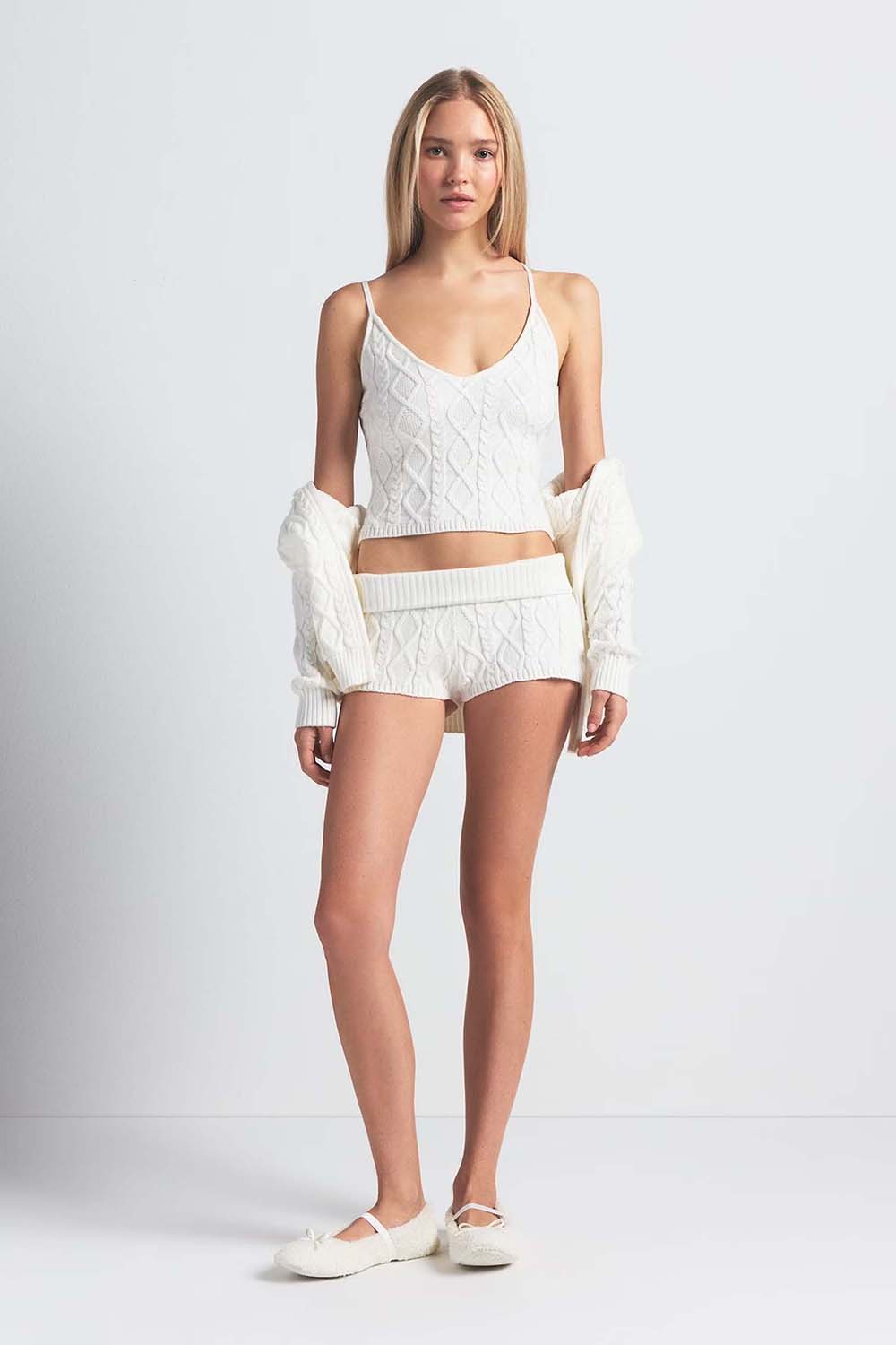 תמונת כל הלוק של CABLEKNIT TANK